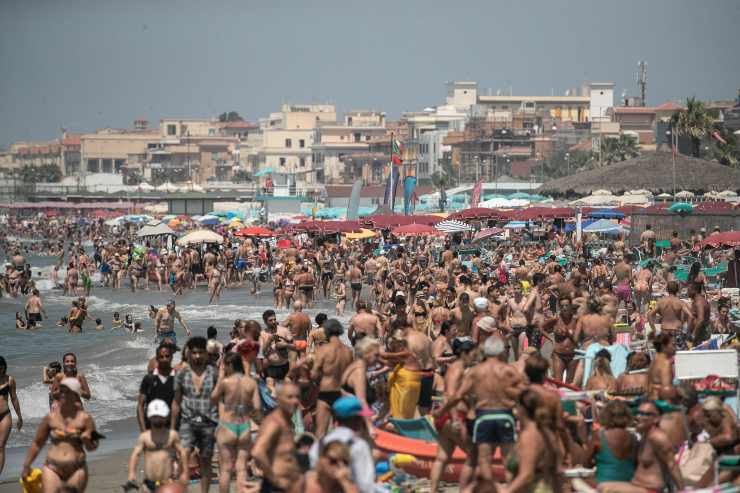 Bagnanti a Ostia in cerca di refrigerio dal caldo africano