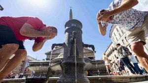 Turisti si rinfrescano alla fontanella di piazza del Popolo (Immagine di repertorio)