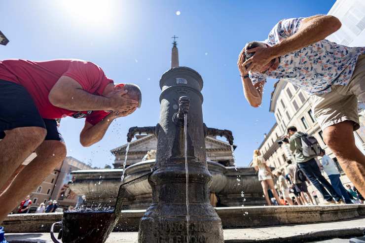 Turisti si rinfrescano alla fontanella di piazza del Popolo (Immagine di repertorio)