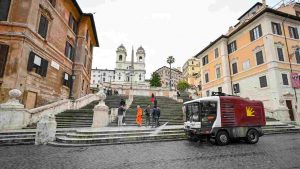 Un mezzo dell'Ama effettua la pulizia della strada in piazza di Spagna (Immagine di repertorio)