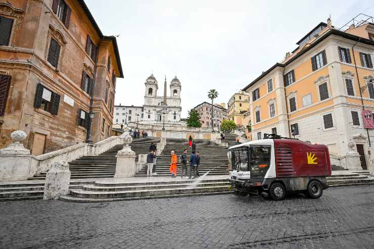 Un mezzo dell'Ama effettua la pulizia della strada in piazza di Spagna (Immagine di repertorio)