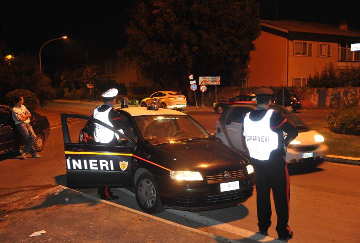 Un momento dei controlli dei carabinieri del Radiomobile di Roma contro il fenomeno delle rapine nei quartieri Axa, Acilia e Casal Palocco (Immagine di repertorio)