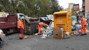 Operazioni di pulizia da parte di AMA nel quartiere Don Bosco di Roma (Immagine di repertorio)