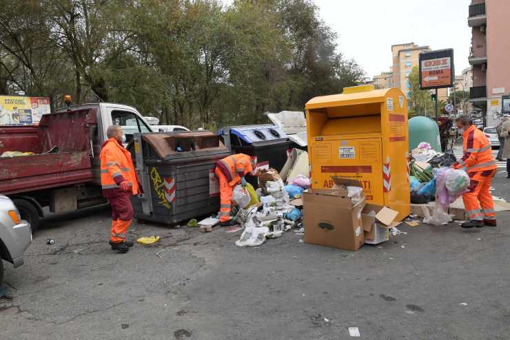 Operazioni di pulizia da parte di AMA nel quartiere Don Bosco di Roma (Immagine di repertorio)