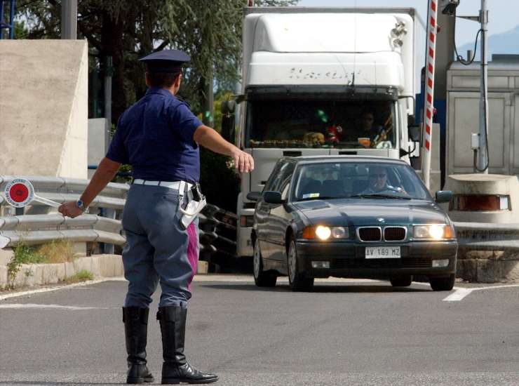 Controlli della Polizia di Stato sull'autostrada A1 Milano-Napoli, altezza Roma Nord (Immagine di repertorio)