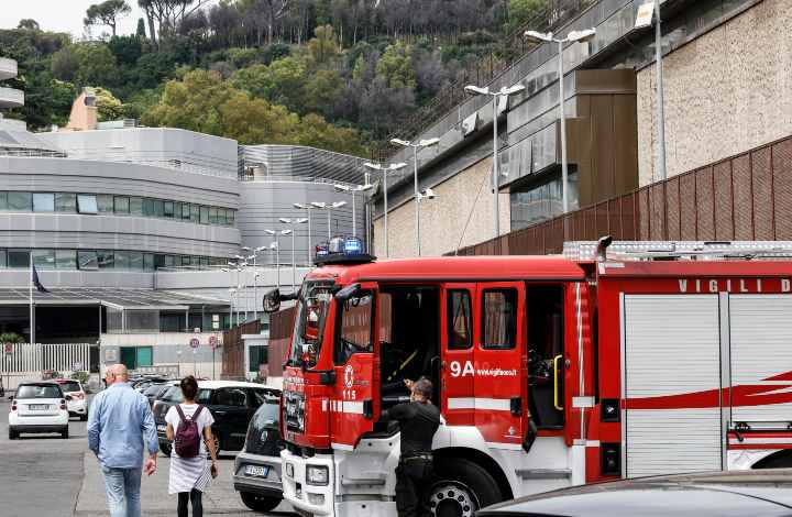 Alcuni mezzi dei Vigili del fuoco intervenuti per un incendio a Roma (Immagine di repertorio)