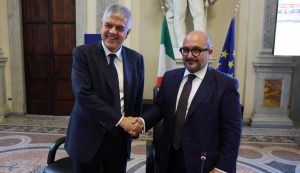 L'Amministratore delegato del Gruppo Ferrovie dello Stato Luigi Ferraris (S) e il ministro della Cultura Gennaro Sangiuliano durante la presentazione del Frecciarossa Roma-Pompei