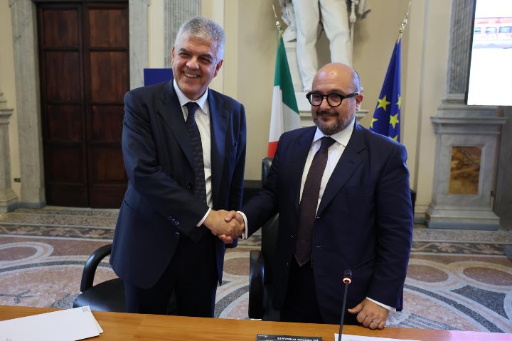 L'Amministratore delegato del Gruppo Ferrovie dello Stato Luigi Ferraris (S) e il ministro della Cultura Gennaro Sangiuliano durante la presentazione del Frecciarossa Roma-Pompei