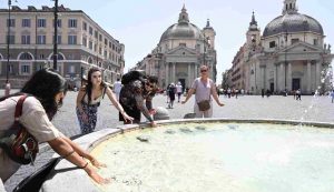 Turisti cercano refrigerio in piazza del Popolo a Roma