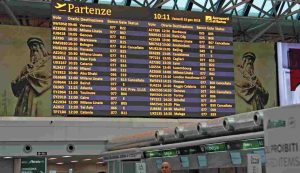 Tabellone dei voli all'aeroporto di Fiumicino (Immagine di repertorio)