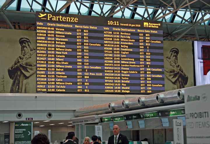 Tabellone dei voli all'aeroporto di Fiumicino (Immagine di repertorio)