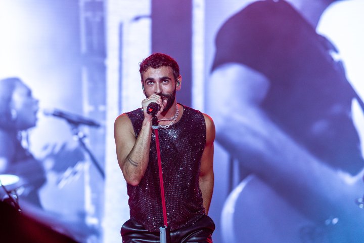 Marco Mengoni sul palco durante il concerto del suo tour estivo allo Stadio Olimpico di Torino