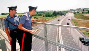 Una pattuglia di carabinieri ispeziona il cavalcavia alla periferia di Perugia, che domina la superstrada (Immagine di archivio)