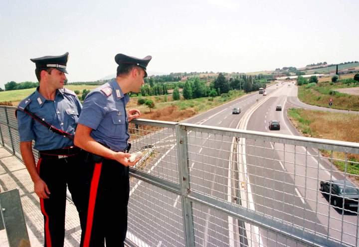 Una pattuglia di carabinieri ispeziona il cavalcavia alla periferia di Perugia, che domina la superstrada (Immagine di archivio)