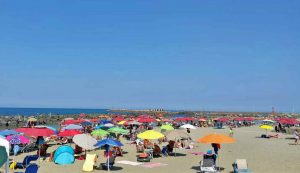 Una veduta della spiaggia di Fiumicino (Immagine di repertorio)