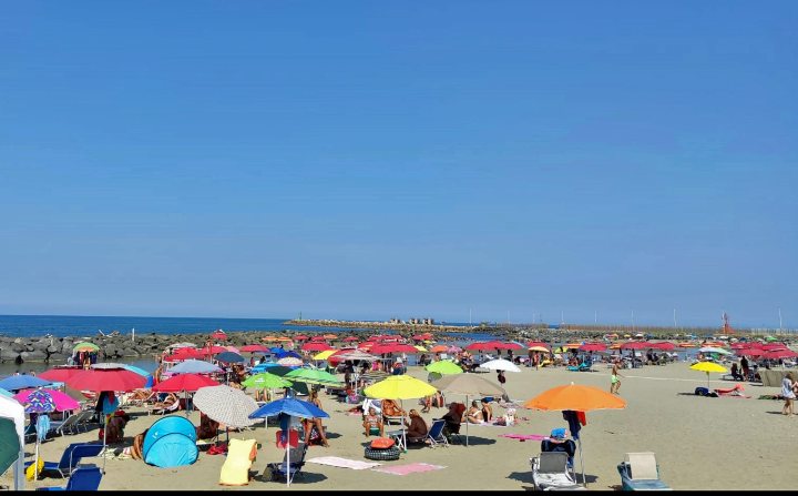 Una veduta della spiaggia di Fiumicino (Immagine di repertorio)