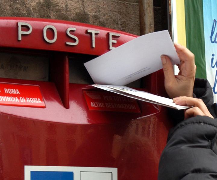 Una cassetta postale del centro storico a Roma (Immagine di repertorio)