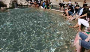 Turisti a Roma, con i piedi a bagno nella Fontana di Trevi (Immagine di repertorio)