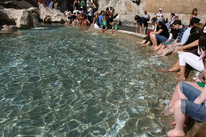 Turisti a Roma, con i piedi a bagno nella Fontana di Trevi (Immagine di repertorio)