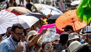 Turisti che cercano di fronteggiare l'ondata di calore e le alte temperature a Roma