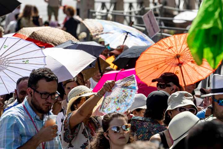 Turisti che cercano di fronteggiare l'ondata di calore e le alte temperature a Roma