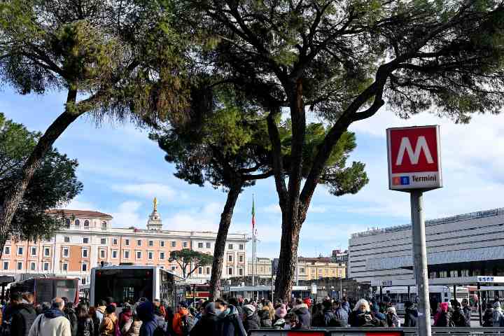 Persone in fila per prendere autobus e navette sostitutive alla stazione Termini per la chiusura temporanea della metro A (Immagine di repertorio)