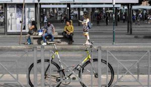 Persone in attesa dell'autobus durante uno sciopero alla stazione Termini di Roma (Immagine di repertorio)