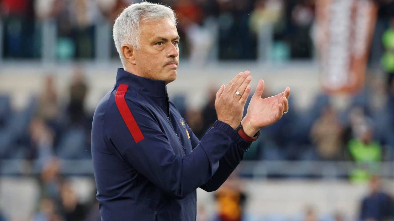 Gli auguri di Mourinho alla Roma