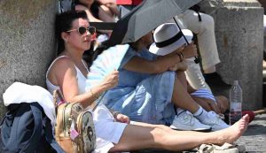 Turisti e fedeli con il caldo in piazza San Pietro a Roma