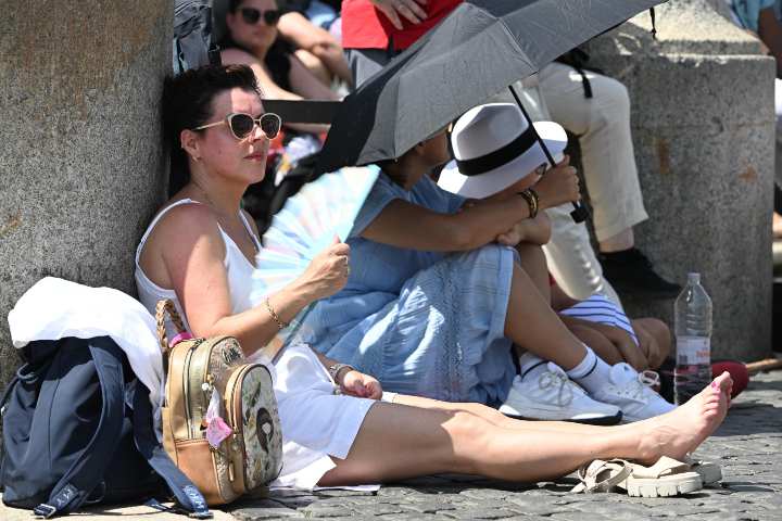 Turisti e fedeli con il caldo in piazza San Pietro a Roma