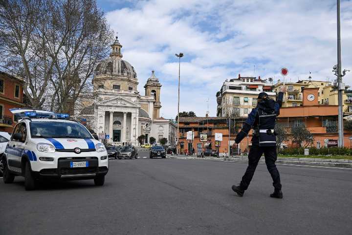 Controlli della Polizia Municipale a Roma (Immagine di repertorio)