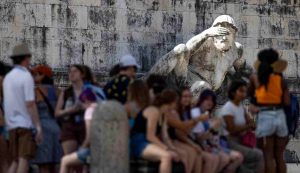 Turisti in cerca di riparo dal caldo a Roma