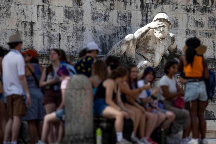 Turisti in cerca di riparo dal caldo a Roma