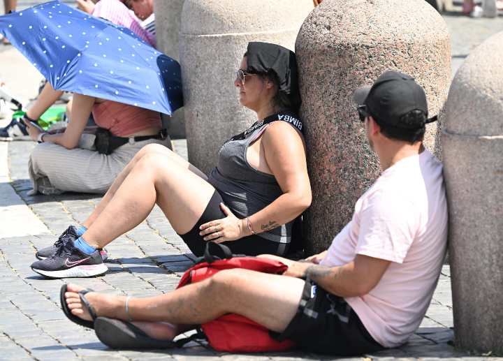 Turisti e fedeli con il caldo in piazza San Pietro a Roma