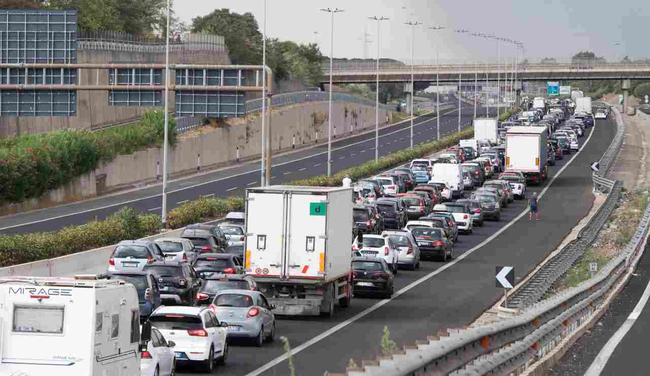 Automobilista guida con un piede fuori dal finestrino sul GRA, la strada più pericolosa del Lazio