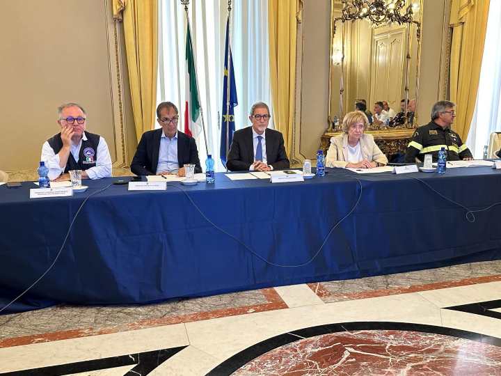 Il ministro per la Protezione civile, Nello Musumeci, durante l'incontro in prefettura a Catania