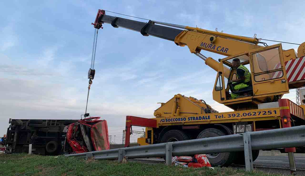 Mezzo pesante ribaltato sull'A1 tra Ponzano Romano e Magliano Sabina direzione Firenze