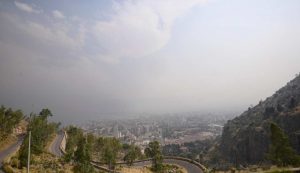 Panoramica di Palermo vista dalla strada che porta a Monte Pellegrino, quasi completamente circondata dal fumo degli incendi