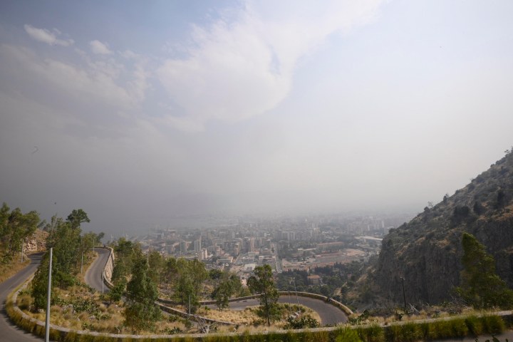 Panoramica di Palermo vista dalla strada che porta a Monte Pellegrino, quasi completamente circondata dal fumo degli incendi