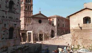 Una foto d'archivio della chiesa San Giorgio al Velabro dopo l'attentato mafioso del 28-7-93 (Immagine di repertorio)