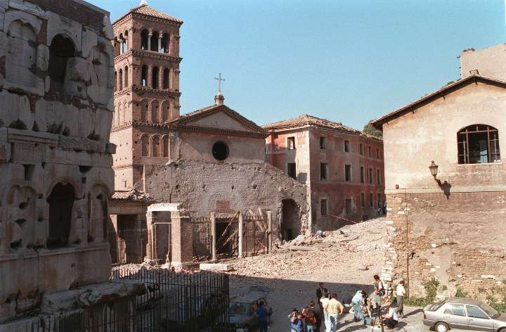 Una foto d'archivio della chiesa San Giorgio al Velabro dopo l'attentato mafioso del 28-7-93 (Immagine di repertorio)