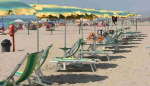 Un'immagine della spiaggia di Lido dei Pini, sul litorale laziale, simbolo di vacanza (Immagine di repertorio)