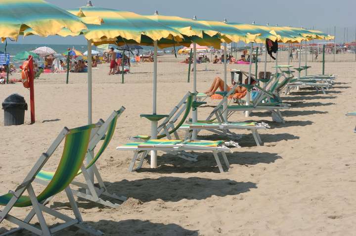 Un'immagine della spiaggia di Lido dei Pini, sul litorale laziale, simbolo di vacanza (Immagine di repertorio)