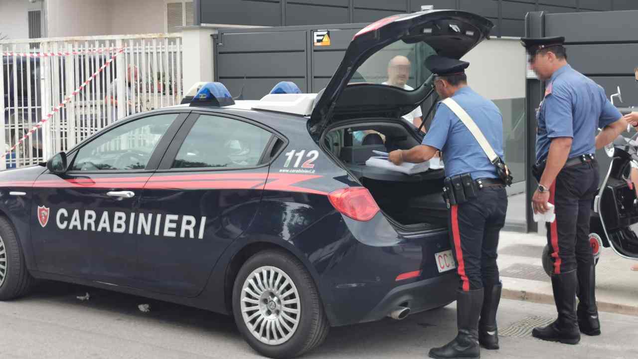 Morto in casa mandante moglie