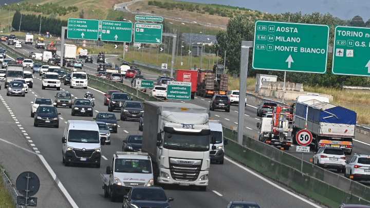 Code sulla tangenziale di Torino in direzione Savona nel primo giorno di partenze per le vacanze estive il 21 luglio 2023