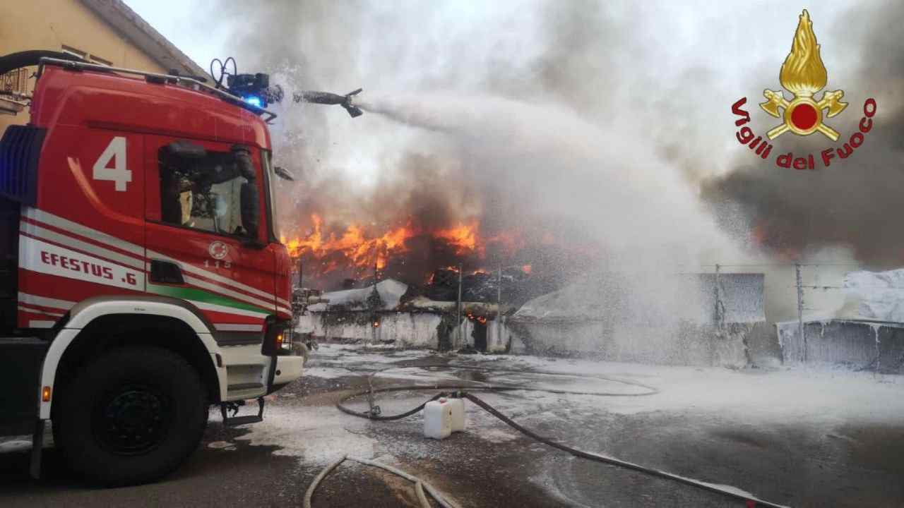 Incendio in un supermercato a Passoscuro