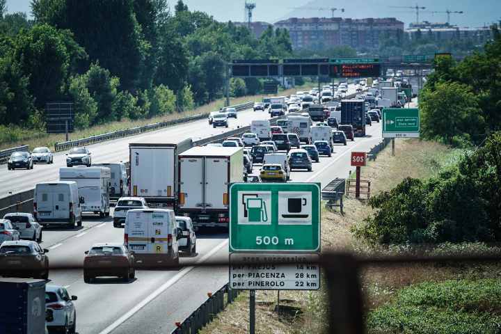 Traffico intenso sulla tangenziale di Torino nel periodo delle vacanze estive