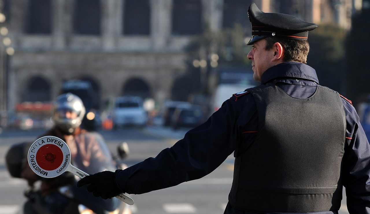 Primavalle, ragazza 19enne tenta di scappare in moto all'alt dei Carabinieri