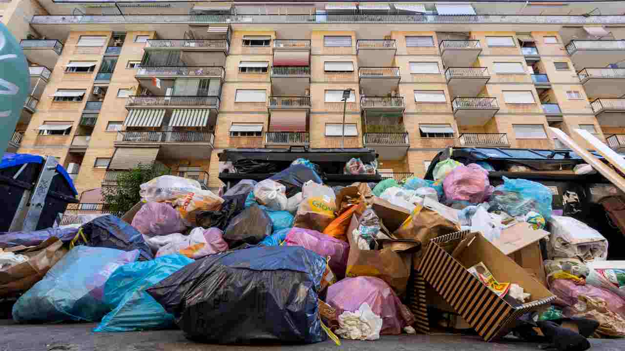 Rifiuti a Roma, immagine repertorio. Roma - CronacaLive.it