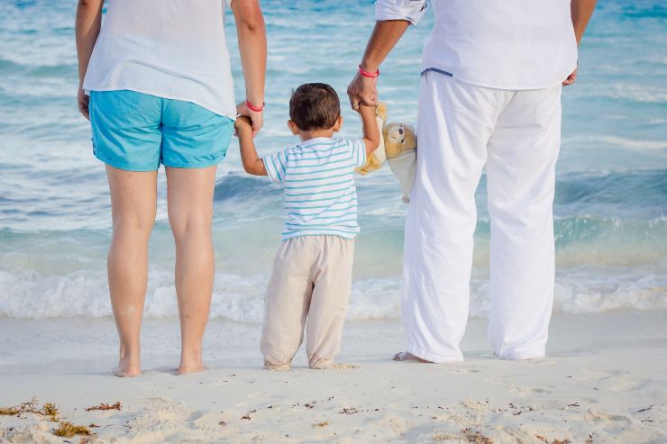 Una famiglia in vacanza al mare (Foto di Mario Renteria da Pixabay)